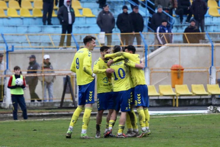 Minaur încheie anul cu victorie și e pe primul loc în clasament