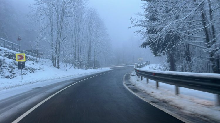 Vezi care este starea drumurilor şi cum se circulă în judeţ