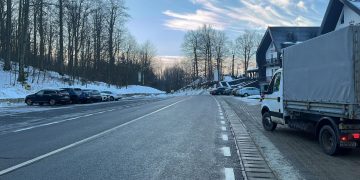 Atenție șoferi! Ploaie, burniță și chiciură care favorizează depunerea de polei