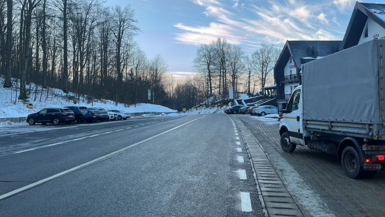 Atenție șoferi! Ploaie, burniță și chiciură care favorizează depunerea de polei