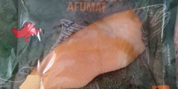 Alertă alimentară la magazinele Auchan. Somon cu bacterii periculoase, retras de la vânzare