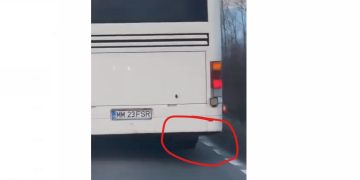 Transport în comun – pericol comun! Autobuz cu defecțiuni grave, pe DN 18 B, Târgu Lăpuș – Baia Mare. VIDEO