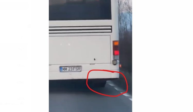 Transport în comun – pericol comun! Autobuz cu defecțiuni grave, pe DN 18 B, Târgu Lăpuș – Baia Mare. VIDEO