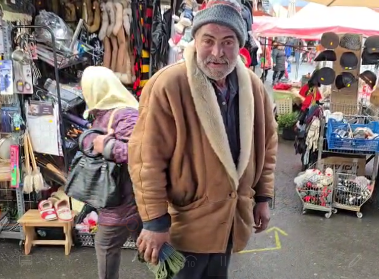 ATENȚIE: Doi indivizi terorizează comercianții și clienții din Piața Izvoare. De la cititori