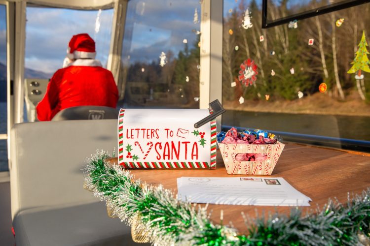 Vaporașul lui Moș Crăciun îi așteaptă pe copii pe Firiza