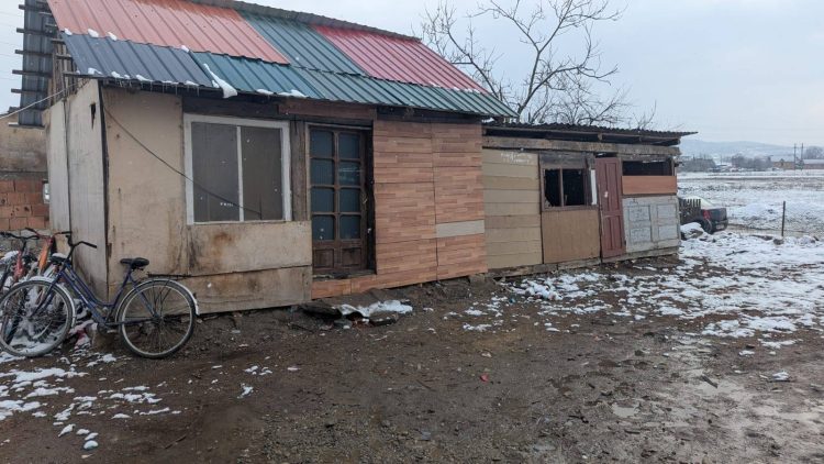 Ajutor urgent pentru o mamă și cei 13 copii ai săi: au nevoie de lemne, haine și alimente