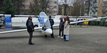 Vizită inedită la Colegiul Național „Vasile Lucaciu” din Baia Mare: un planor performant de la Aeroclubul României