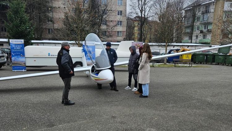 Vizită inedită la Colegiul Național „Vasile Lucaciu” din Baia Mare: un planor performant de la Aeroclubul României