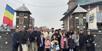 De praznicul Sfântului Apostol Timotei, Preasfințitul Timotei Sătmăreanul a slujit la Parohia Ortodoxă „Nașterea Maicii Domnului” din Săpânța