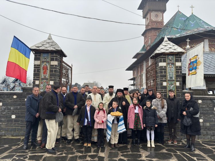 De praznicul Sfântului Apostol Timotei, Preasfințitul Timotei Sătmăreanul a slujit la Parohia Ortodoxă „Nașterea Maicii Domnului” din Săpânța