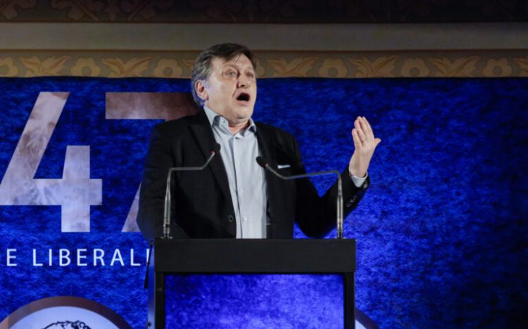 Crin Antonescu anunță că își suspendă candidatura la prezidențiale