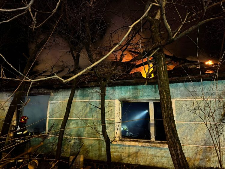 Incendiu pe strada Universității din Baia Mare. O persoană a fost găsită carbonizată