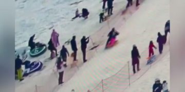 IDIOȚI NEASUMAȚI pe pârtiile din Maramureș. Un bărbat este căutat după ce a accidentat GRAV cu sania o fetiță de 8 ani. Minora a rămas fără splină