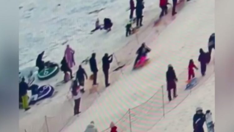 IDIOȚI NEASUMAȚI pe pârtiile din Maramureș. Un bărbat este căutat după ce a accidentat GRAV cu sania o fetiță de 8 ani. Minora a rămas fără splină