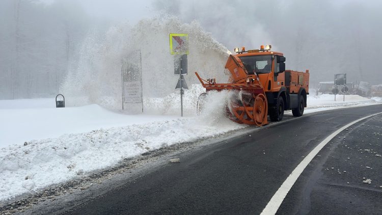 Se circulă în condiții de iarnă în Pasul Gutâi