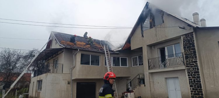 Pompierii militari au fost alertați cu privire la producerea unui incendiu la o casă în localitatea Cicârlău
