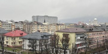 Primate cu permis de conducere și odraslele duse până în fața sălii de clasă. O realitate!