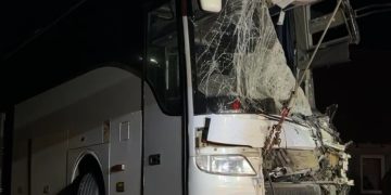Încă o tragedie pe șosea. Un autocar a intrat într-un TIR, șoferul autocarului a murit, șase pasageri au fost răniți
