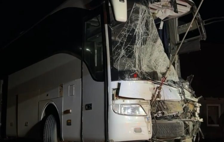 Încă o tragedie pe șosea. Un autocar a intrat într-un TIR, șoferul autocarului a murit, șase pasageri au fost răniți