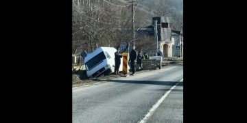 Accident la Bizușa. O autoutilitară a ajuns în șanț