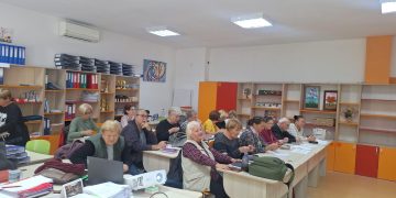 Reîncep cursurile de limba engleză în centrele de zi pentru vârstnici