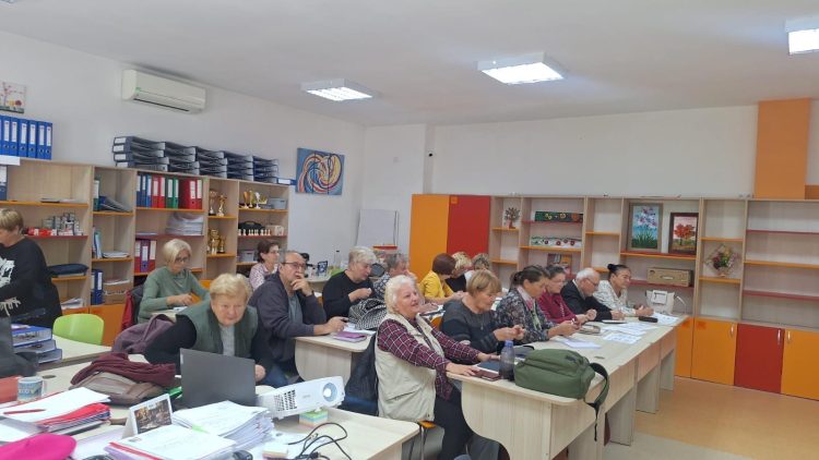 Reîncep cursurile de limba engleză în centrele de zi pentru vârstnici