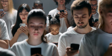 Peste 22% dintre copiii români petrec peste cinci ore zilnic în fața ecranelor