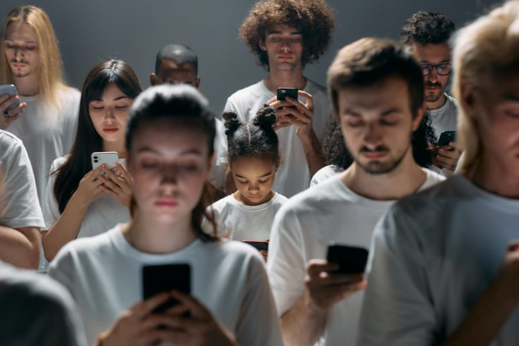 Peste 22% dintre copiii români petrec peste cinci ore zilnic în fața ecranelor