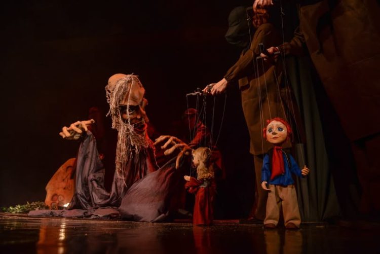 Copiii sunt invitați la Teatrul de Păpuși la spectacolul Hänsel și Gretel