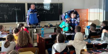 Jandarmii montani și elevii claselor întâi, la discuții despre siguranță și responsabilitate