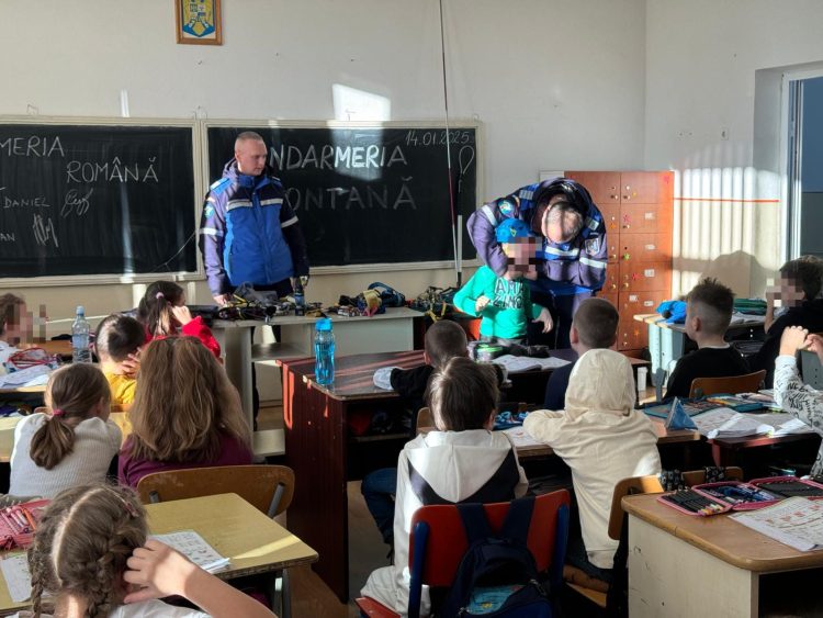 Jandarmii montani și elevii claselor întâi, la discuții despre siguranță și responsabilitate