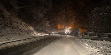 Starea drumurilor şi cum se circulă în judeţ. Ninge la munte, zăpada măsoară 35 cm la stația meteo Iezer