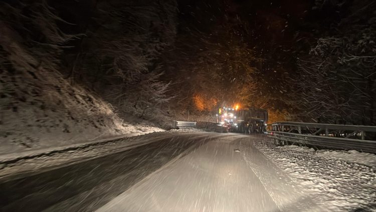 Starea drumurilor şi cum se circulă în judeţ. Ninge la munte, zăpada măsoară 35 cm la stația meteo Iezer
