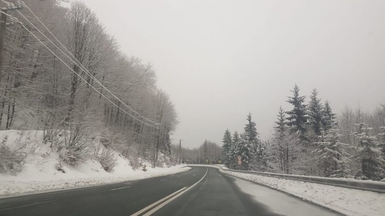 Atenție șoferi! În unele zone se semnalează ceață, asociată cu chiciură care favorizează formarea poleiului