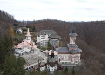 Liturghie arhierească la Mănăstirea „Sfânta Ana” Rohia