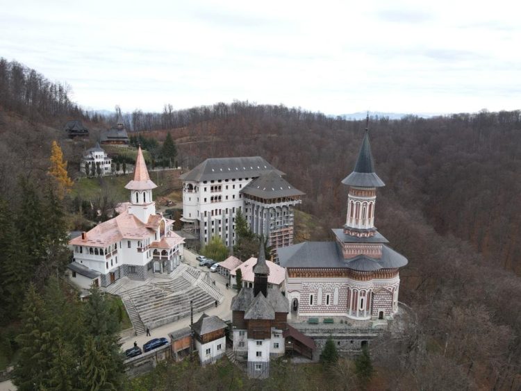 Liturghie arhierească la Mănăstirea „Sfânta Ana” Rohia
