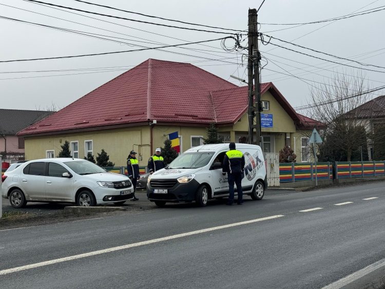 Serviciul Rutier, acţionat pe DN1C, în apropierea unei unităţi de învăţământ din Lăpuşel