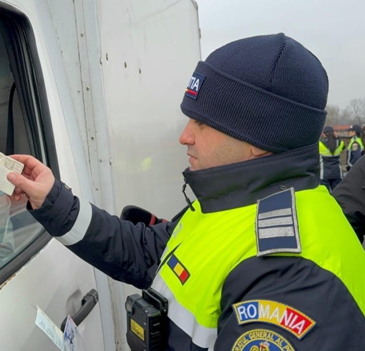 Serviciul Rutier, acţionat pe DN1C, în apropierea unei unităţi de învăţământ din Lăpuşel