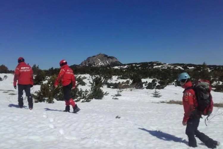 Salvamontiștii plecați după doi ucraineni care ceruseră ajutor pe munte au găsit încă doi de care nu știau nimic