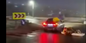 Tânărul filmat după o provocare pe TikTok în timp ce se învârtea cu maşina într-un sens giratoriu, având legat un sicriu în care se aflau doi tineri mascaţi, a fost amendat şi lăsat fără permis de conducere