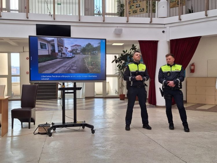 Dialog deschis al poliţiştilor cu elevii Şcolii Gimnaziale „Dimitrie Cantemir” despre realităţile din timpul intervenţiilor