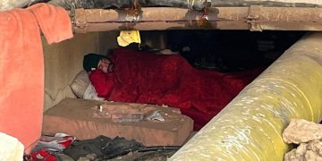 Apel umanitar pentru un tânăr care trăiește sub un pod în Baia Mare