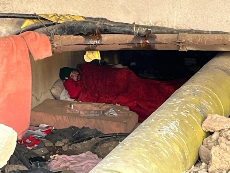 Apel umanitar pentru un tânăr care trăiește sub un pod în Baia Mare