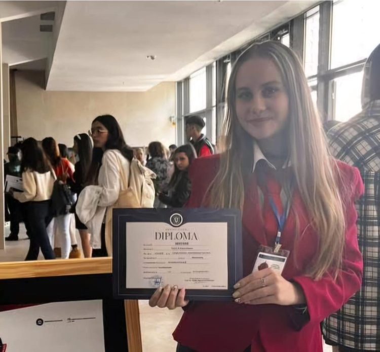 Raysa Pop, elevă a CN „Mihai Eminescu”, s-a calificat la etapa națională a concursului televizat Parlez-vous francophonie?