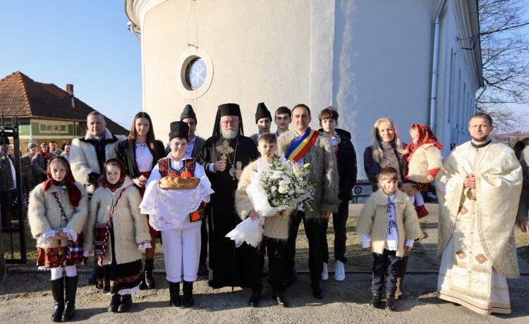 Sfântă Liturghie și moment istoric la Groși: A fost pusă piatra de temelie a noii biserici