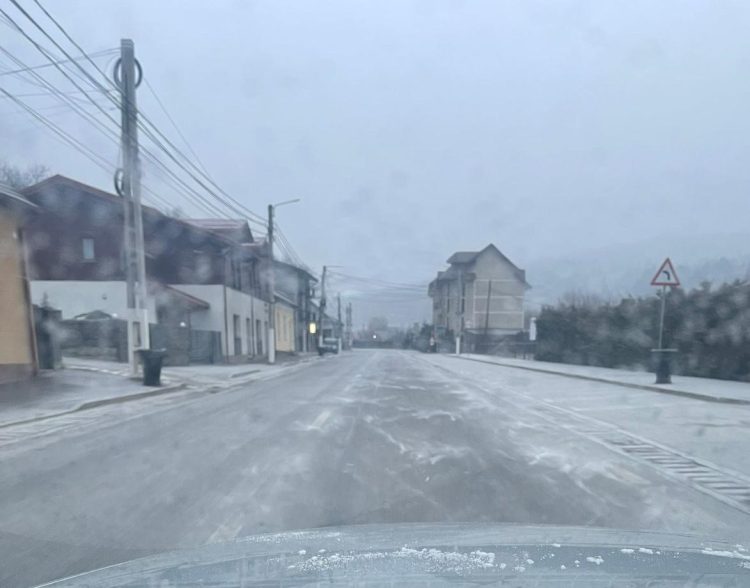 Informare meteorologică: au revenit ninsorile în județ
