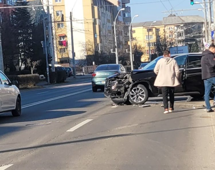 Coliziune între două autovehicule pe bd. Republicii din Baia Mare – foto