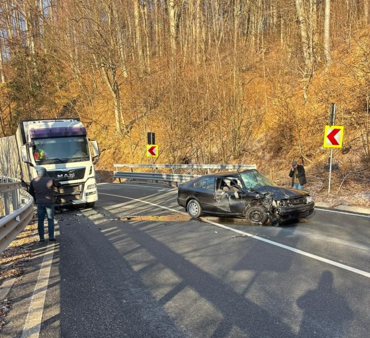 Coliziune pe DN 18, în Pasul Gutâi, între un autoturism și un camion – foto