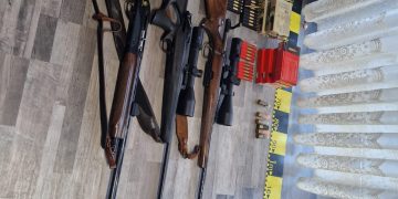 Percheziție la Moisei. Polițiștii au descoperit trei arme letale, 187 bucăți de muniție și trei cervide