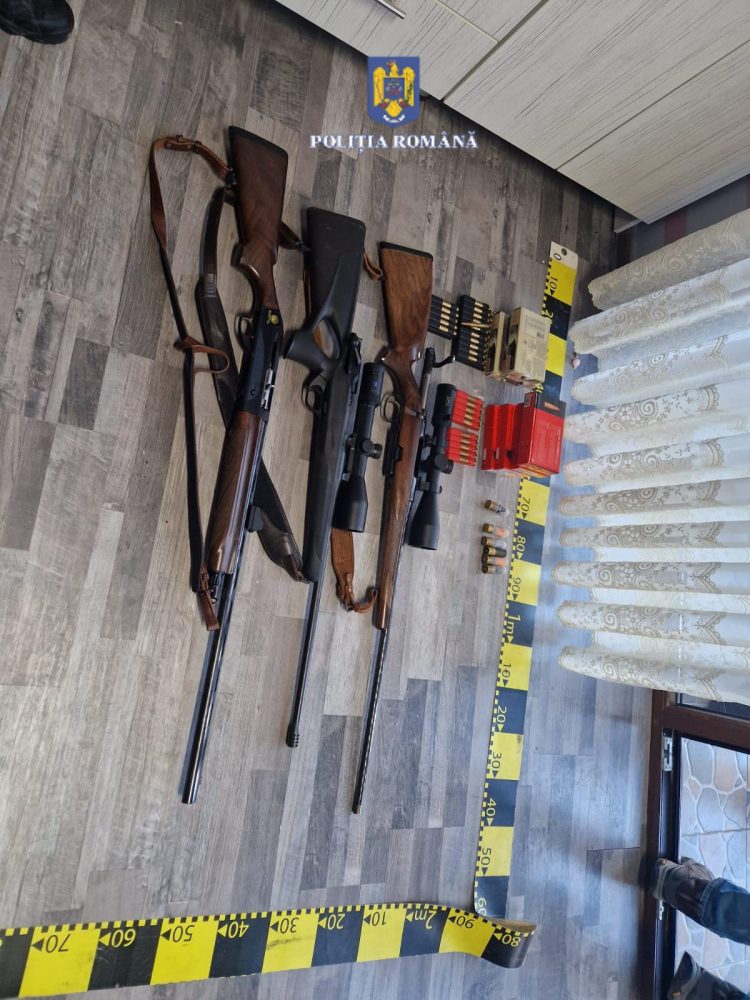 Percheziție la Moisei. Polițiștii au descoperit trei arme letale, 187 bucăți de muniție și trei cervide